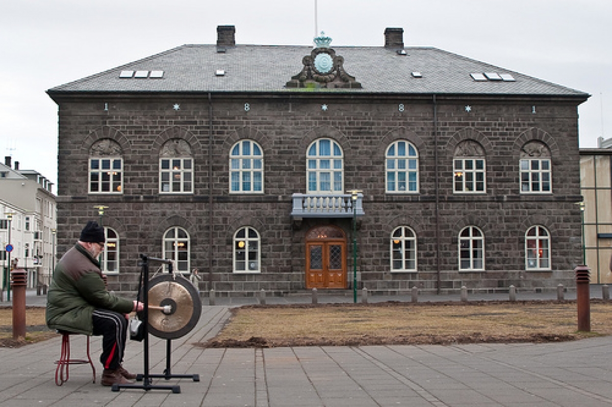 Áskorun til Alþingis vegna hugmynda um sölu bankanna